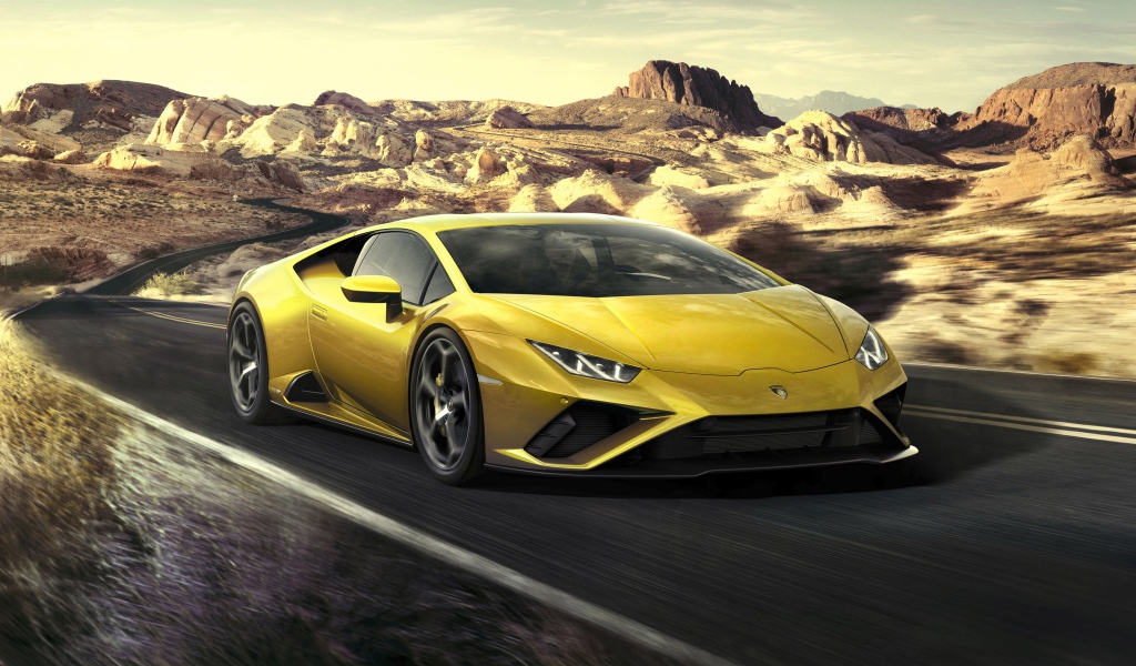 Автомобиль Lamborghini Huracan EVO RWD 2020 года едет по дороге