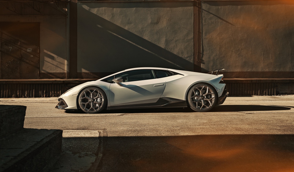 Белый автомобиль  Lamborghini Huracan EVO 2020 года 