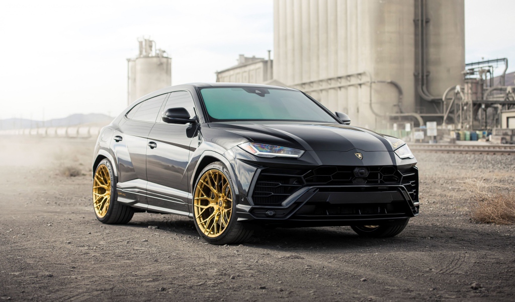 Черный внедорожник  Lamborghini Urus 2020 года на фоне завода