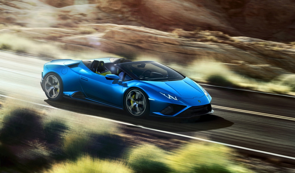 Синий автомобиль Lamborghini Huracan EVO RWD Spyder 2020 года на скорости 