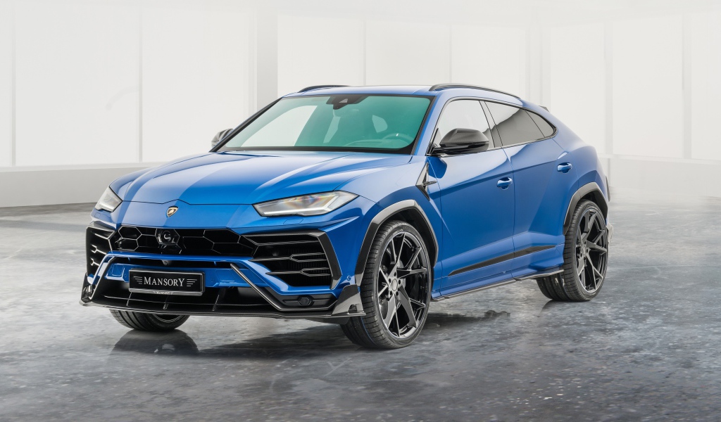 Синий автомобиль  Lamborghini Urus 2020 года в гараже