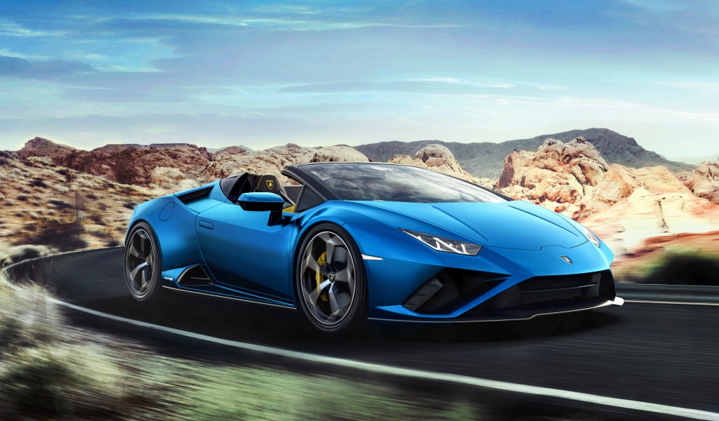 Синий быстрый автомобиль Lamborghini Huracan EVO RWD Spyder 2020 года на дороге 