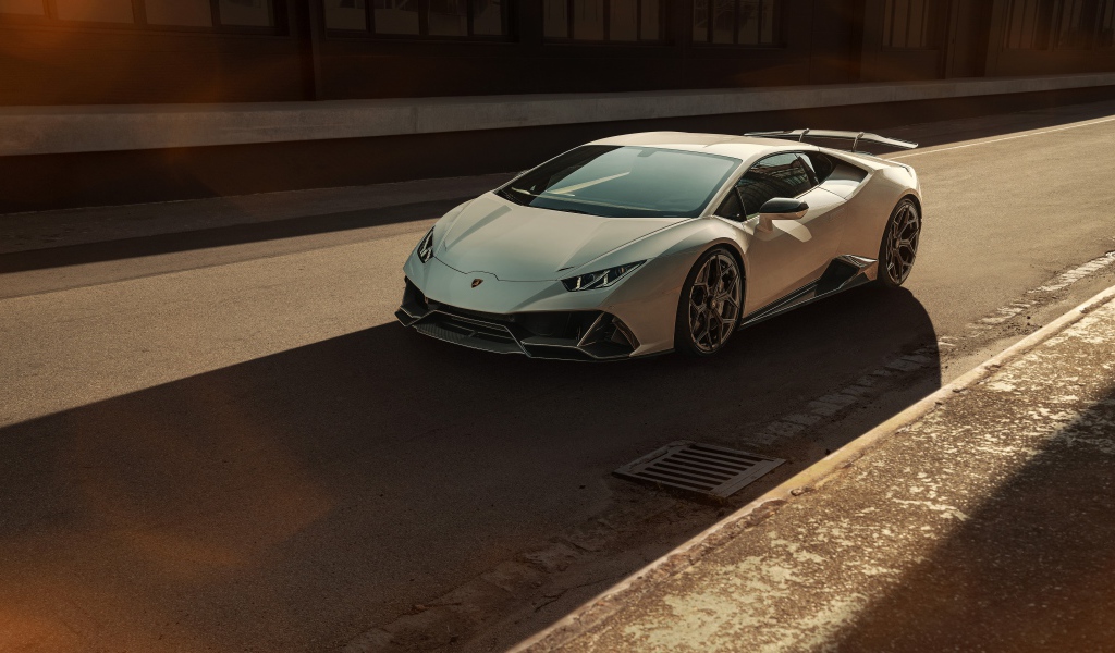 Серебристый автомобиль  Lamborghini Huracan EVO 2020  года на асфальте