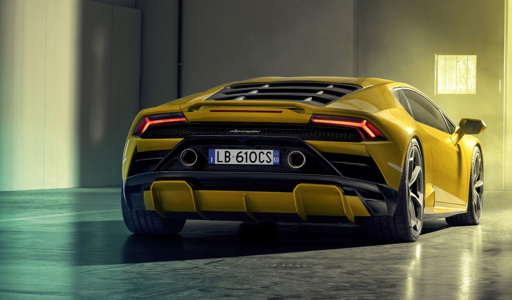 Желтый спортивный Lamborghini Huracan EVO RWD 2020 года вид сзади