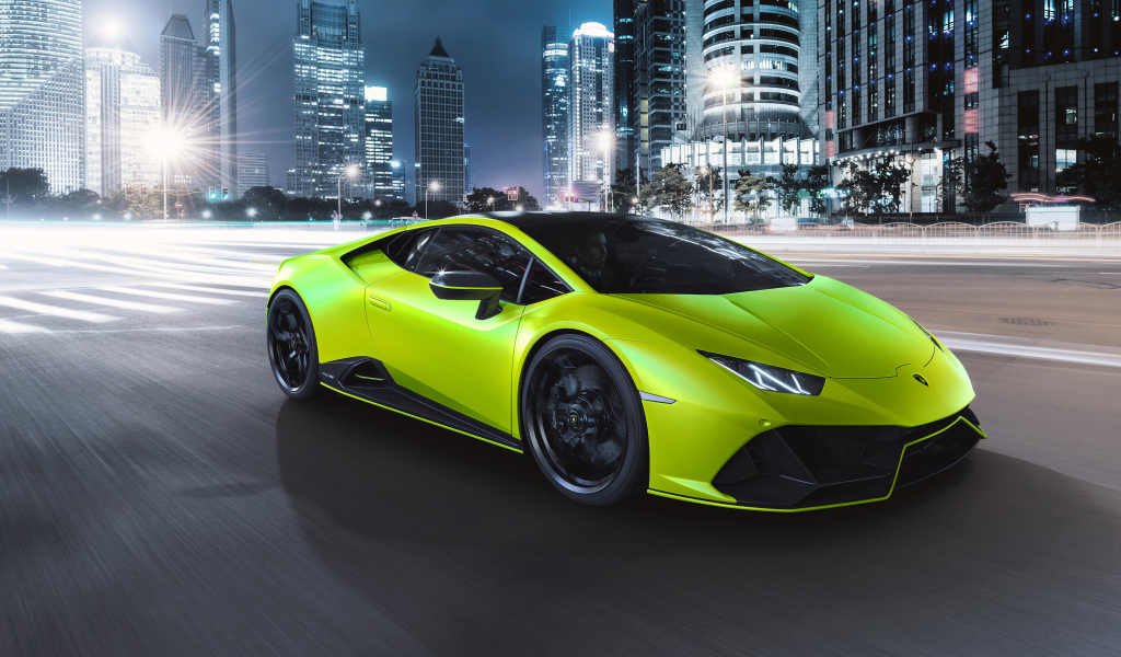 Быстрый автомобиль Lamborghini Huracán EVO 2021 года на ночной дороге