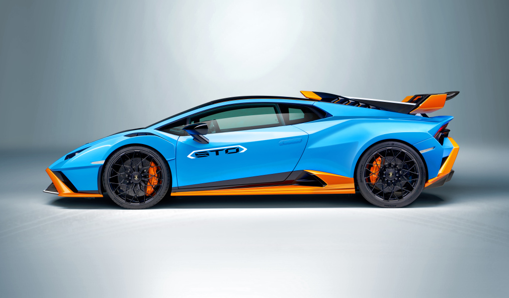 Голубой автомобиль Lamborghini Huracán STO 2021 года вид сбоку