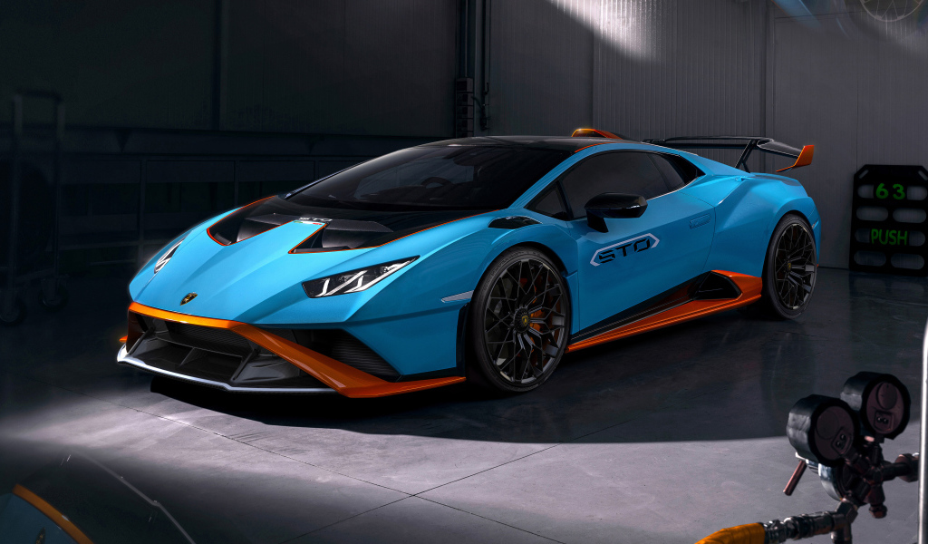 Автомобиль Lamborghini Huracán STO 2021 года в гараже