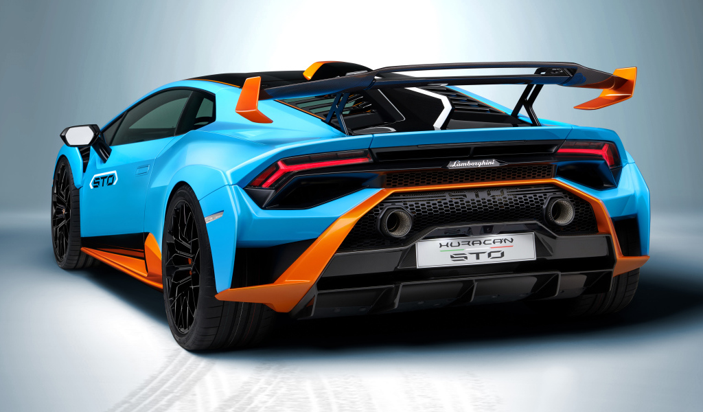 Автомобиль Lamborghini Huracán STO 2021 года вид сзади на сером фоне