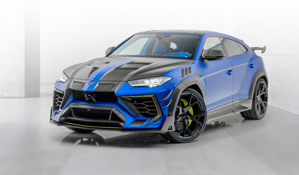 Автомобиль Mansory Lamborghini Urus Venatus 2020 года на сером фоне