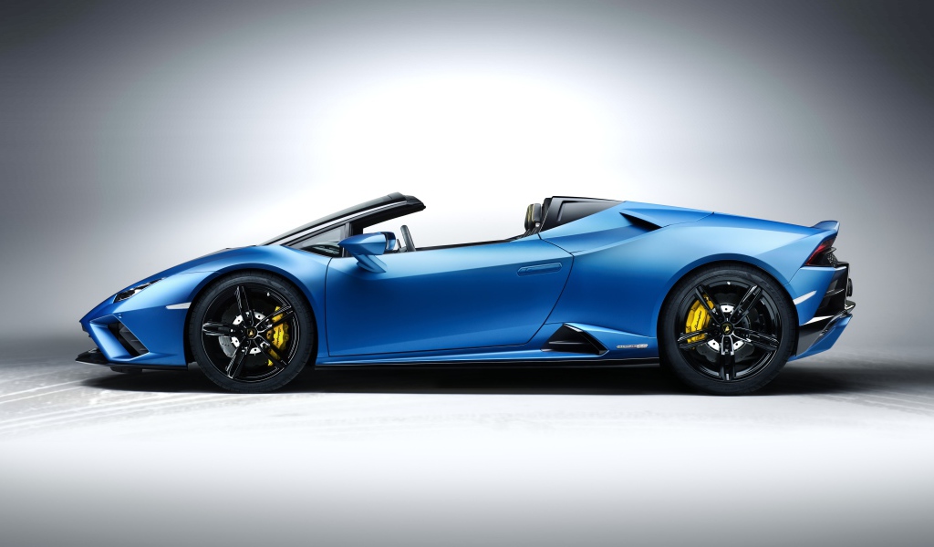 Дорогой быстрый автомобиль Lamborghini Huracan EVO RWD Spyder 2020 года на сером фоне 