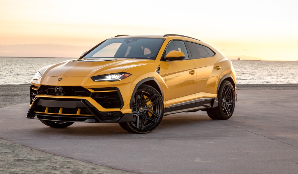 Автомобиль Lamborghini Urus у воды 
