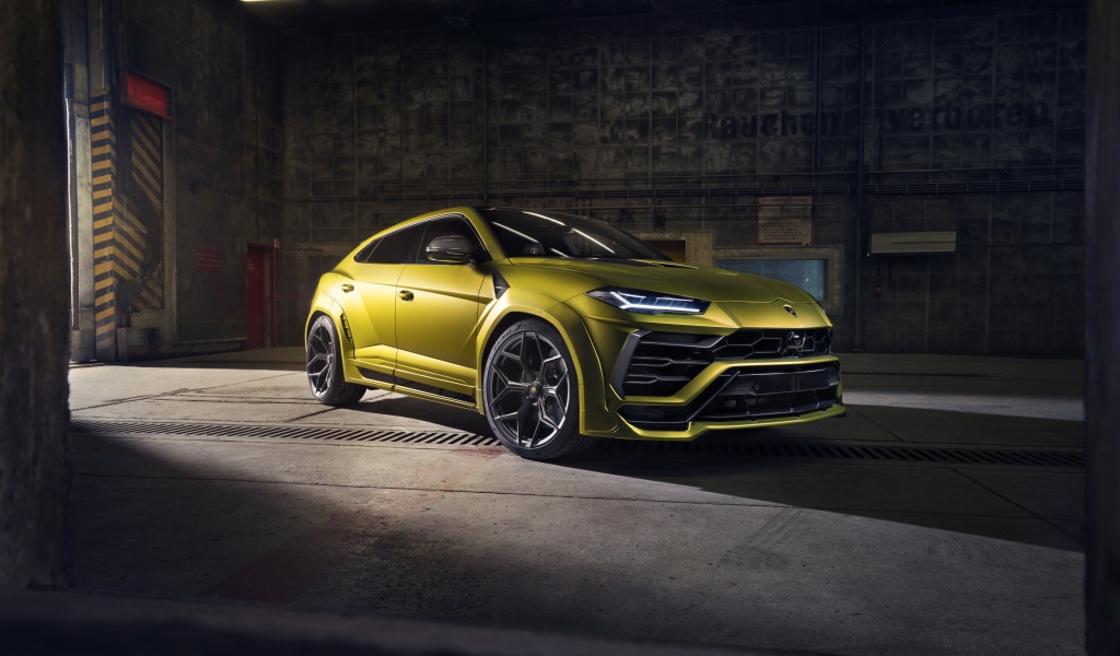 Автомобиль Lamborghini Urus в ангаре 