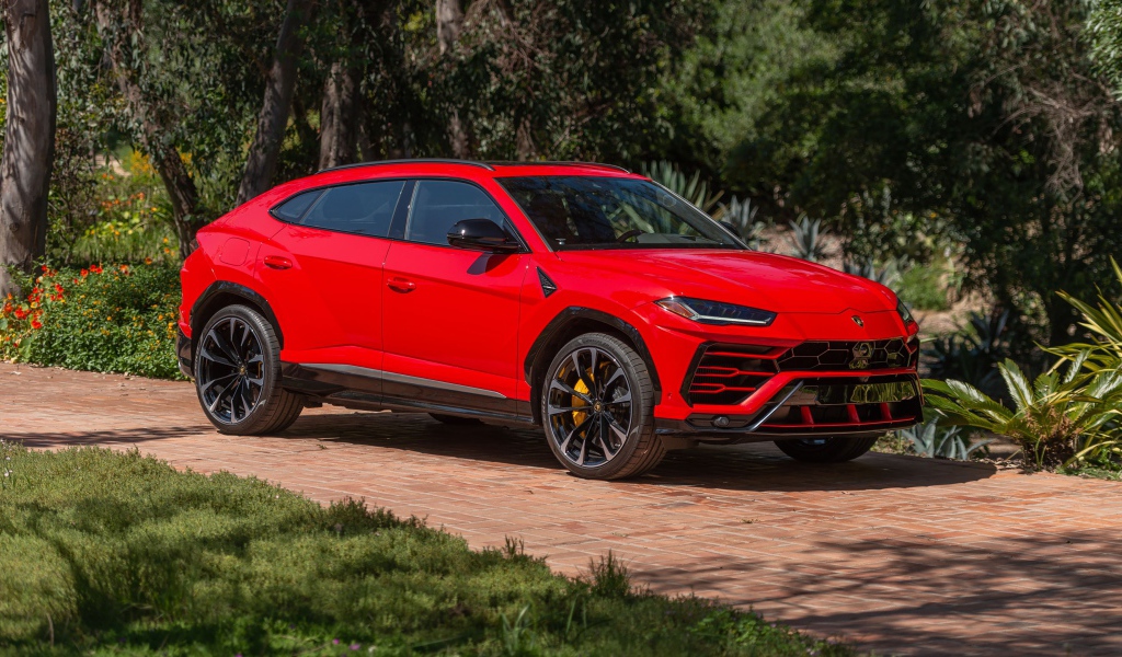 Красный Lamborghini Urus Shiny в парке 