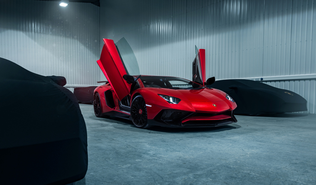 Красный автомобиль Lamborghini Aventador SV  с открытыми дверями