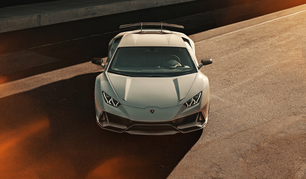 Серебристый автомобиль  Lamborghini Huracan EVO 2020 года вид сверху