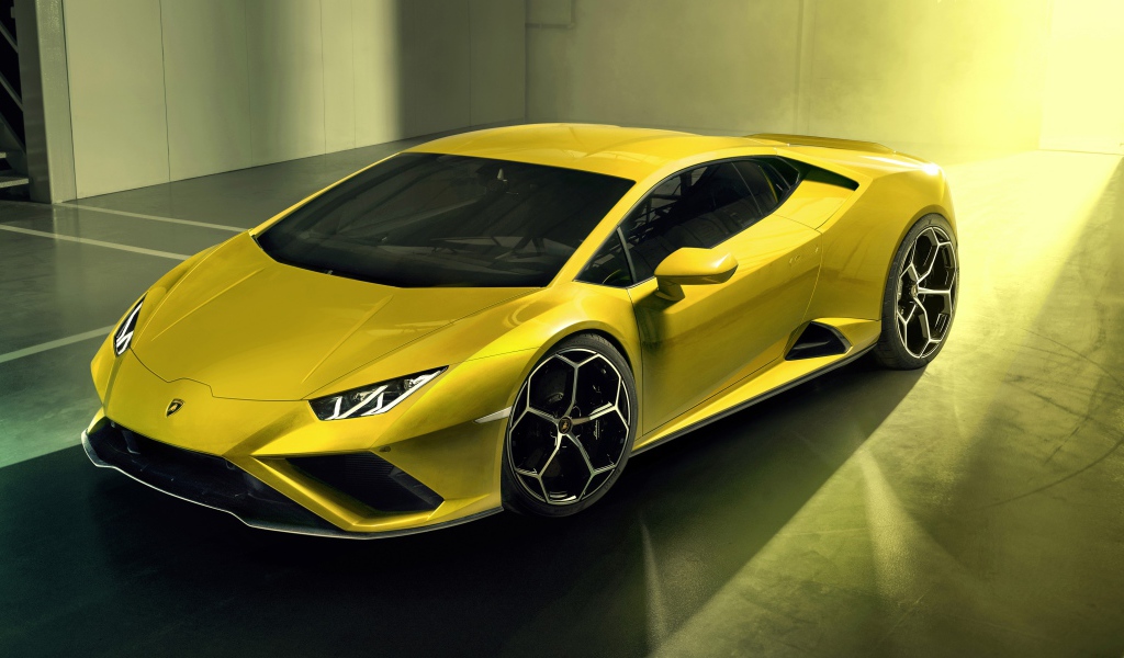 Желтый автомобиль Lamborghini Huracan EVO RWD 2020 года в гараже 