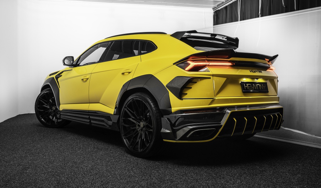 Желтый автомобиль  Lamborghini Keyrus 2020 года вид сзади 