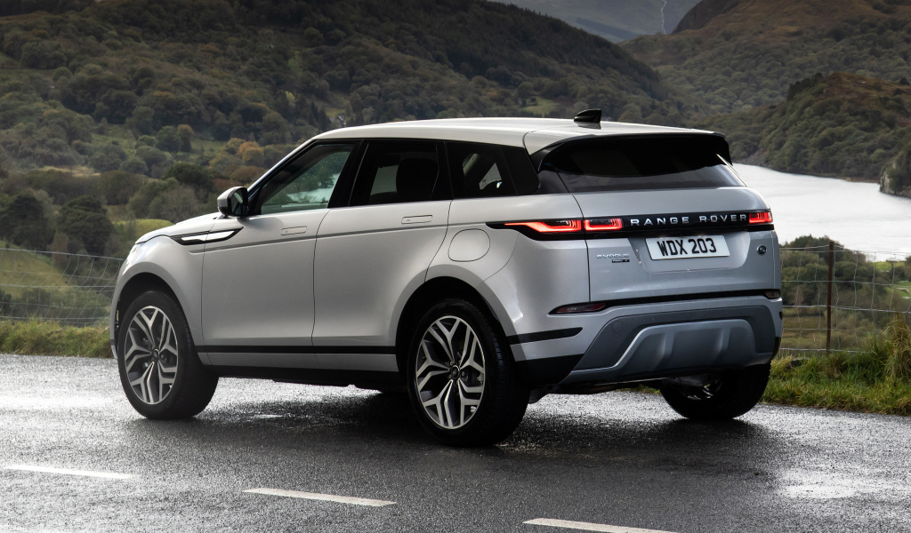 Серебристый автомобиль Range Rover Evoque P300e S 2020 года вид сзади