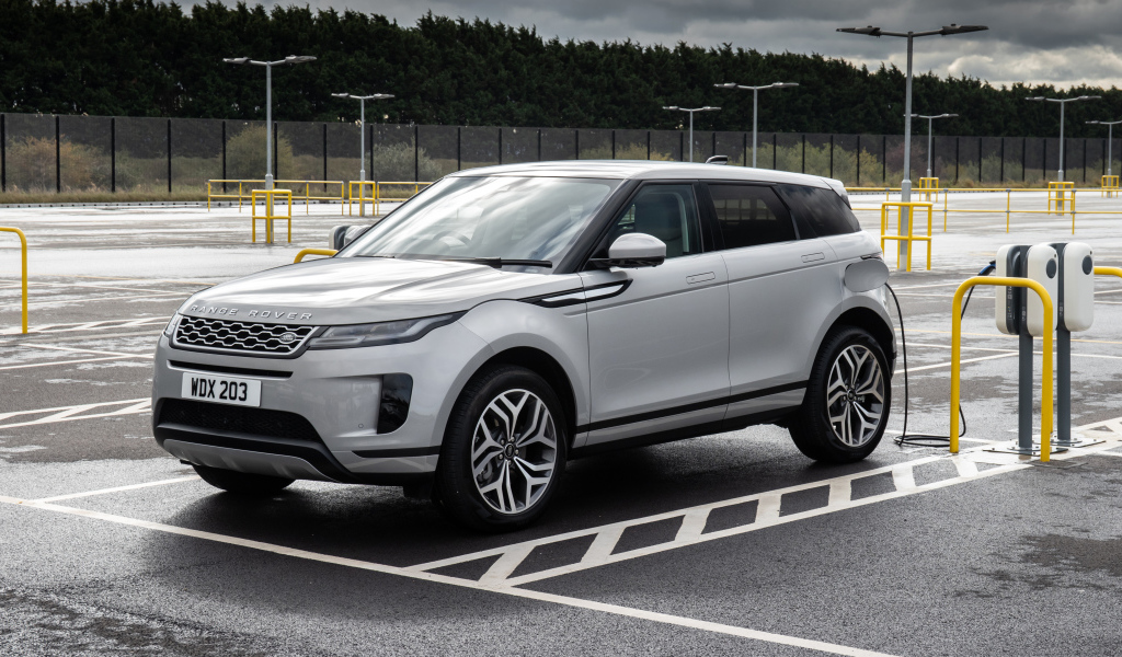 Серебристый автомобиль Range Rover Evoque P300e S 2020 года на заправке