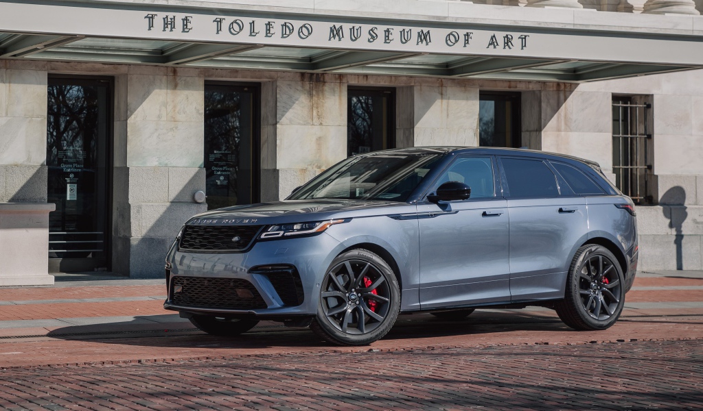 Внедорожник Range Rover Velar, 2020 года у здания музея 