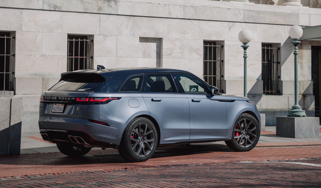 Серебристый автомобиль Range Rover Velar, 2020 года 
