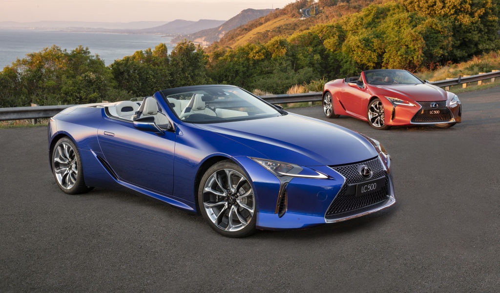 Синий автомобиль Lexus LC 500 Convertible 2020 года 