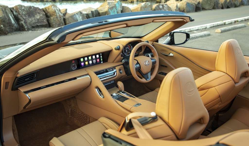 Кожаный салон автомобиля Lexus LC 500 Convertible 2020 года 