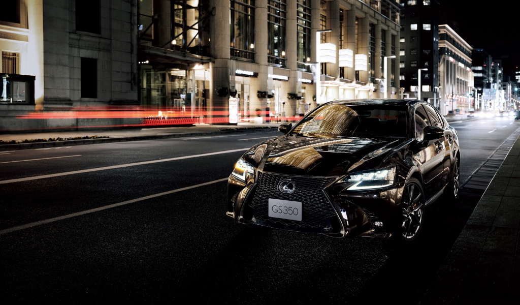 Черный автомобиль Lexus GS 350 Eternal Touring 2020 года на улице города ночью