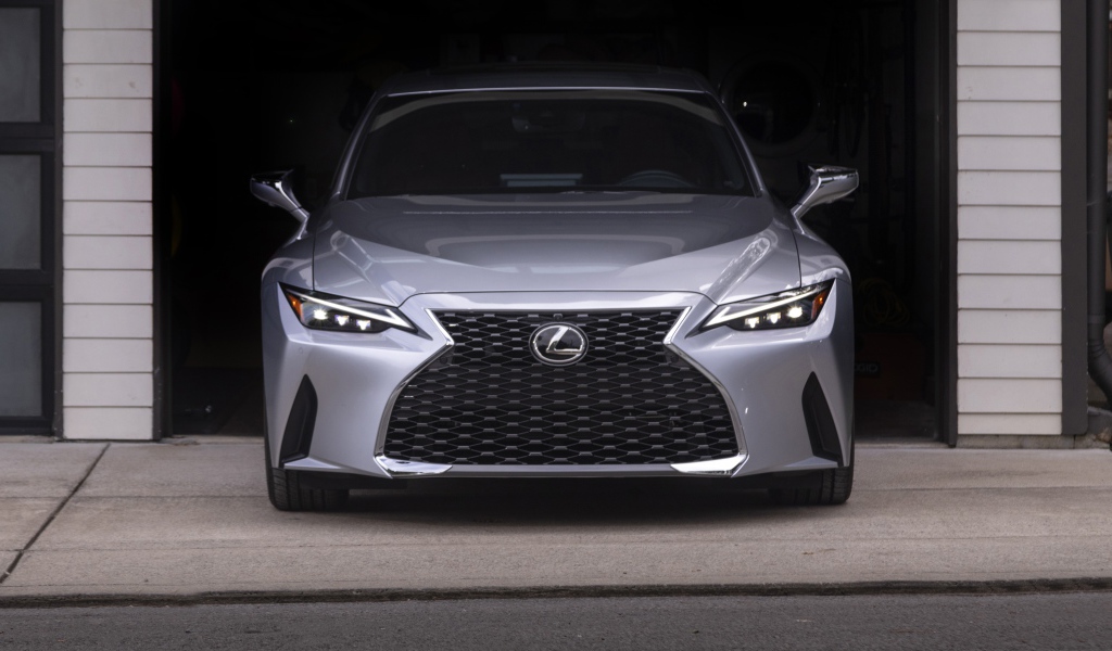 Серебристый автомобиль  Lexus IS 300 AWD, 2021 года в гараже