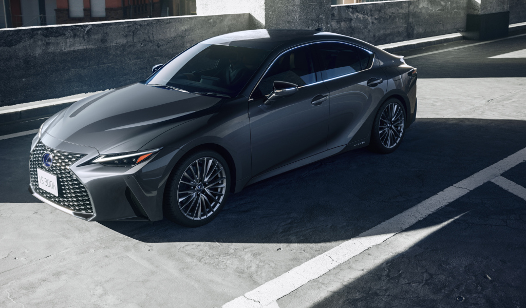 Автомобиль Lexus IS 300h 2021 года на дороге