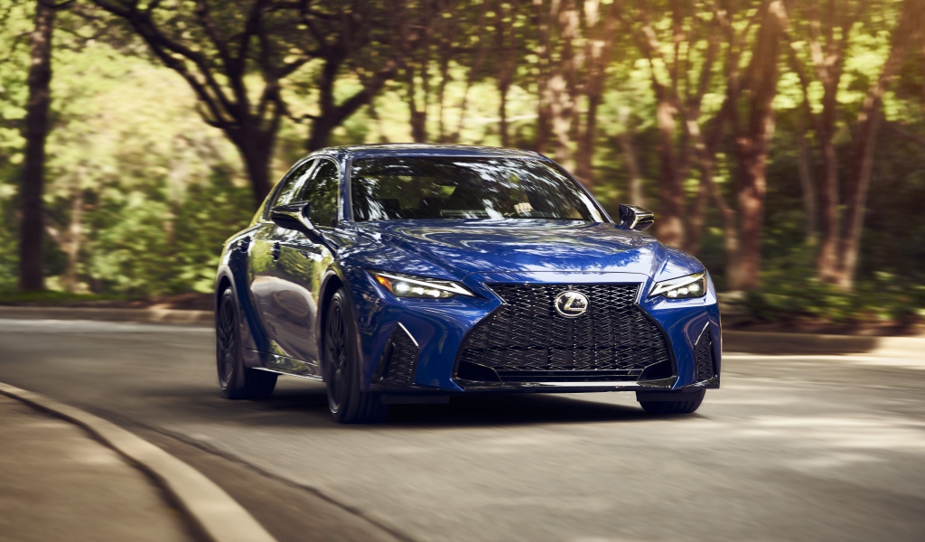 Синий автомобиль  Lexus IS 350 F SPORT, 2021 года на трассе 