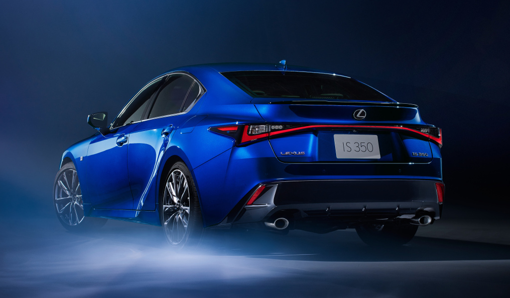 Синий автомобиль Lexus IS 350 F SPORT 2021 года вид сзади