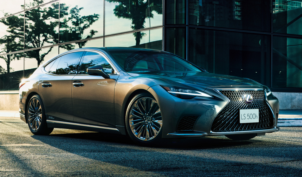 Автомобиль Lexus LS 500h 2021 года у здания