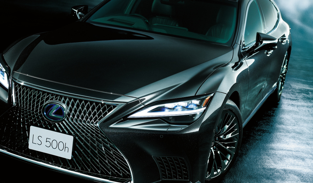 Автомобиль Lexus LS 500h 2021 года крупным планом