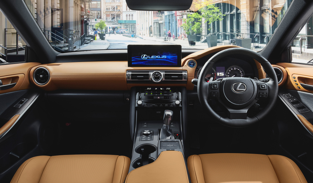 Салон автомобиля Lexus IS 300h 2021 года