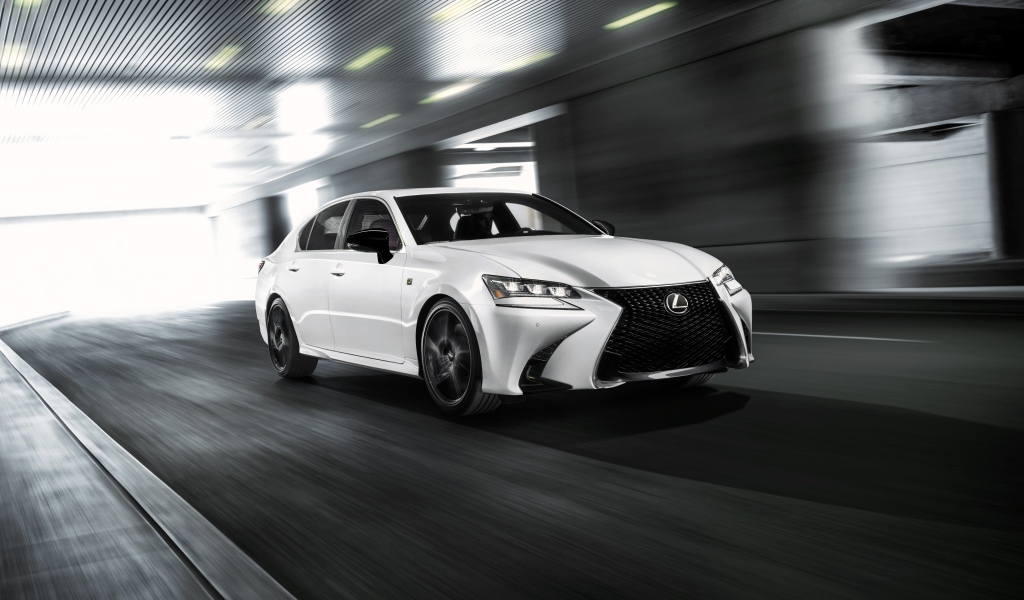 Белый автомобиль Lexus GS 350 F, 2020 года на трассе 