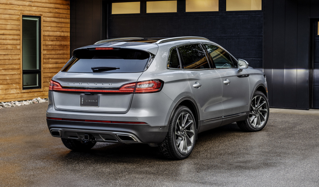 Внедорожник Lincoln Nautilus 2021 года вид сзади