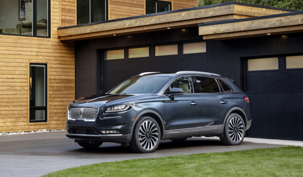 Автомобиль  Lincoln Nautilus 2021 года у гаража