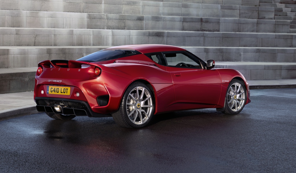 Красный автомобиль Lotus Evora GT410 2020 года вид сзади
