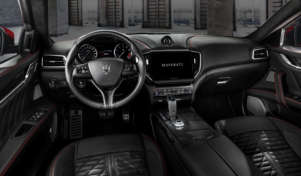Черный кожаный салон Maserati Ghibli Trofeo 2020 года 