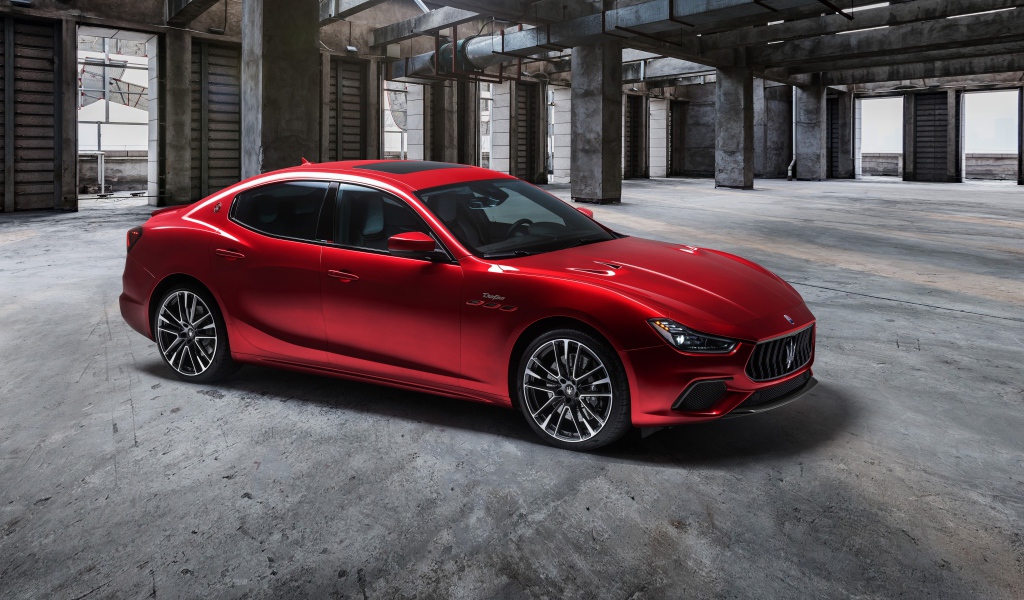 Красный автомобиль Maserati Ghibli Trofeo 2020 года на парковке 