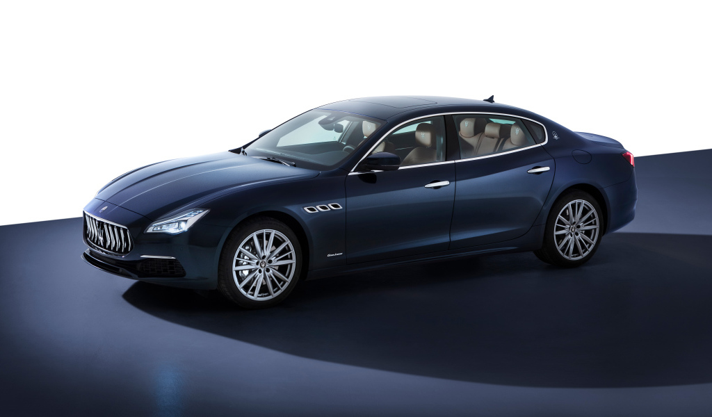 Синий автомобиль Maserati Quattroporte S Q4 GranLusso 2021 года