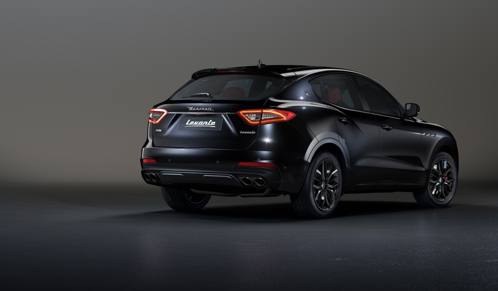 Черный  Maserati Levante S Q4, 2020 года вид сзади