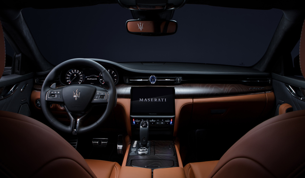 Дорогой кожаный салон автомобиля Maserati Quattroporte S Q4 GranLusso 2021 года