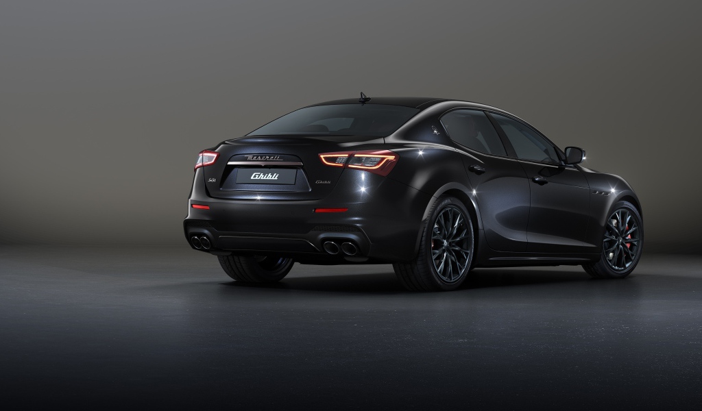 Автомобиль  Maserati Ghibli S Q4 GranSport Edizione Ribelle, 2020 года вид сзади