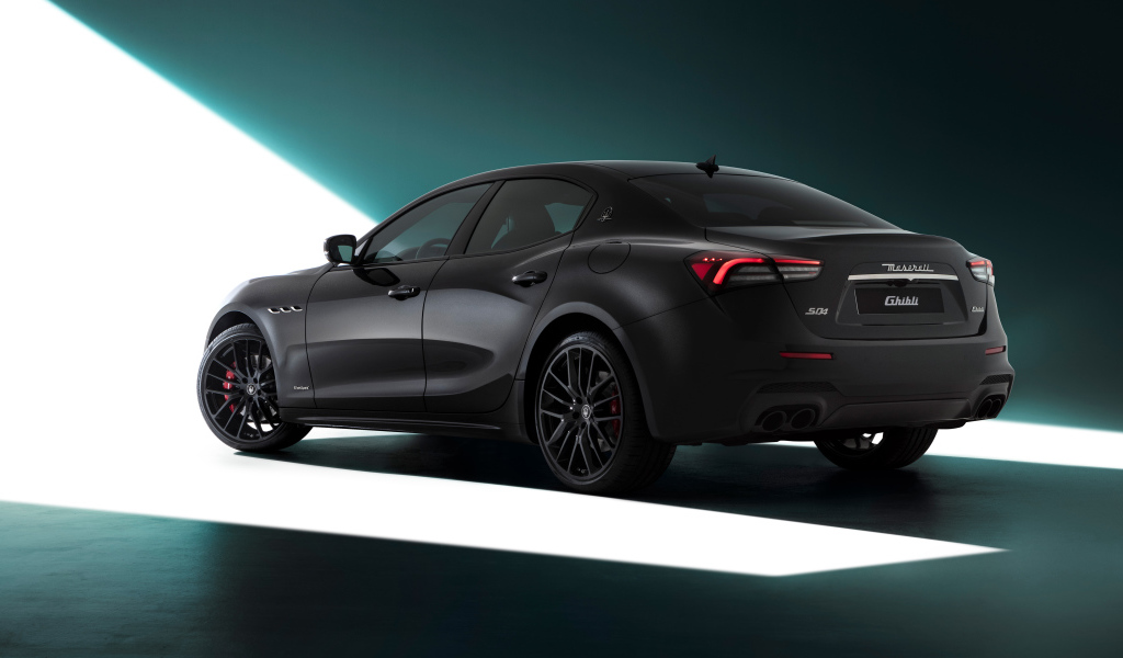 Автомобиль Maserati Ghibli S Q4, 2021 года вид сзади