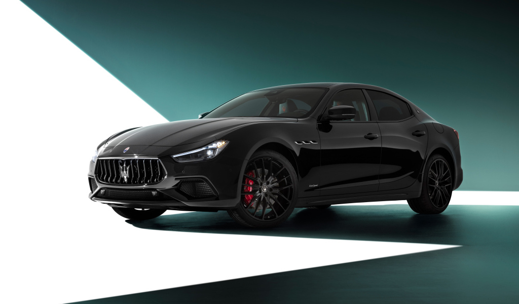 Стильный дорогой автомобиль Maserati Ghibli S Q4 GranSport Nerissimo Pack 2021 года