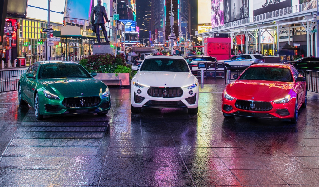 Три автомобиля  Maserati MC20, 2021 года в городе