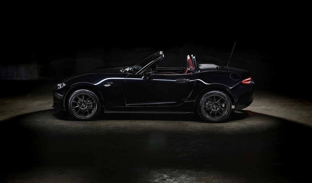 Черный автомобиль Mazda MX-5 Eunos Edition 2020 года 