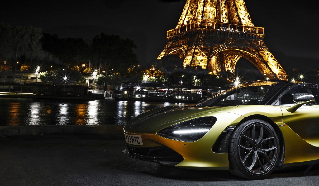 Автомобиль McLaren 720S Spider, 2019 года у Эйфелевой башни 